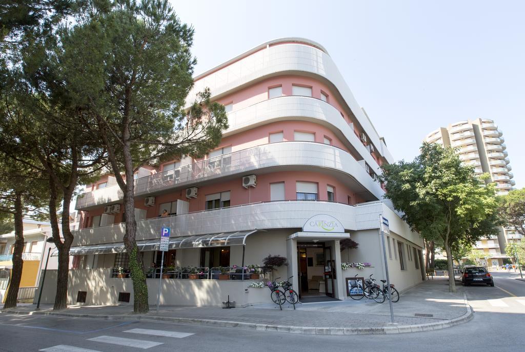 Aparthotel Carinzia Линьяно-Саббьядоро Экстерьер фото
